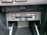 ETC車載器を装備しています。高速道路の料金所もストレスなく通行できます。すっきりとしたビルトインタイプですよ。