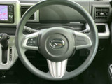 握りやすい形状で、運転姿勢を保ちながら扱いやすいステアリングです。手元にはスイッチ類も配置され、前方から視線を大きく外さず操作しやすい設計です。