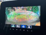 後方の様子を画面で確認しながら駐車でき、ガイドラインも目安として活用できます。見通しにくい場所での車庫入れや切り返しの際に、周囲への注意をサポートする装備です。