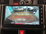 【バックカメラ】 駐車時に車両後方の様子を見ることができるので、運転の不安を軽くします。