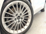 ●純正17インチアルミホイール:輸入車ならではの卓越した走りを支えるホイールと足回りです!日本車の走りに慣れている方にもぜひ体感して頂きたいほど、高いレベルでまとまっていま