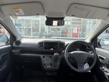 運転席まわりは前方の見通しがよく、各表示や操作部が正面にまとまっています。座席から手の届きやすい配置で、日常の運転に必要な情報を確認しやすい空間です。