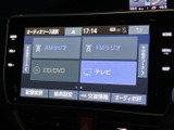 オーディオソースの選択画面からテレビを選べる構成です。停車中にテレビ番組を視聴したいとき、画面上で項目を確認しながら選択できます。ラジオやディスクなど、利用する音源を切り替える際にも便利です。