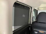 ロール式シェードが出てきます!車内の温度を安定して保てます♪強い日差しもシャツトダウンしてくれます☆