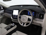 XC90の車内に漂う落ち着きある雰囲気をお楽しみください。優れた遮音性と先進のサスペンションテクノロジーにより、キャビンに侵入するロードノイズと不快な振動を最小限に抑えました。