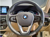 【ハンドル】ドライバーとBMW車の一体感がダイレクトに伝わるステアリングホイール。形状・太さへの拘りに加えて、操作性を高める為にスイッチ類も配置。クイックかつ安定のドライビングを体感下さい!