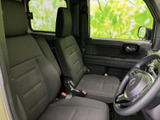 前席は体を預けやすい形状のシートで、運転席まわりから外の景色も見渡せます。助手席との間にはゆとりがあり、落ち着いた色調の内装が日々の移動を心地よく支える空間です。