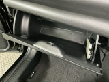【グローブボックス】収納スペースがあるので車内が散らからずに助かります。ちょっとした物を入れるのにいいですね♪