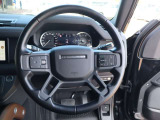 運転席まわりです。ステアリングスイッチを備えています。