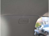 【カーテンエアバッグ】 車両側面に衝撃が加わった際に、音響センサーによって瞬時に展開、主に乗員の頭部を保護します。 ※非装着車と比べ、頭部への衝撃を約10分の1に軽減できます。