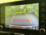 画面には車両後方の映像とガイド線が表示され、駐車時の周囲確認をサポートします。車庫入れや狭い場所での切り返しなど、日常の駐車場面で活用できる装備です。