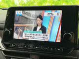 テレビ映像を画面に表示でき、停車中の休憩時間などに番組を視聴できます。画面下にはカメラやメニューなどの操作項目も配置され、車内で過ごす時間の楽しみを広げてくれる装備です。