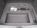 トレイ下にはアンダートランクも備えております。パンク修理キットや車載工具もこちらにございます。