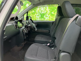 運転席まわりを見渡しやすく、前方や左右の視界を確保しやすい室内です。シートや足元も落ち着いた色合いでまとまり、乗り降りの際にもすっきりとした印象です。