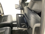運転席・助手席の背もたれには、2列目シート用にカップホルダー付きの「格納式のシートバックテーブル」を装備しています。休憩時のちょっとした時間などカップを置いたり、小物置きに使えて便利です。