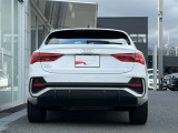 Audi Q3 Sportbackは、後ろ姿にも確かな個性が息づいています。筋肉質なフォルムを引き締める、水平方向のラインを強調したリヤバンパーにシャープなリヤコンビネーションライトです。