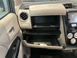 車検証入れになどにも使える便利な収納BOXあります。