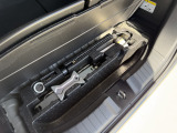 荷室下には、工具やパンク修理キットが収納されています。