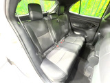 後部座席も気になるようなキズ・汚れやへたり等、大きなダメージはなく、良好な状態です。