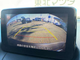 後退時に車両の後ろ側をモニター画面に表示します。車庫入れなどでバックする際に後方確認ができて便利です。車庫入れが苦手な人もこれで安心。