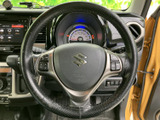 手元のスイッチ類を含め、各部が見渡しやすくまとまった運転席まわりです。ハンドルを握ったまま操作できる項目があり、前方に注意を向けながら使いやすい装備です。