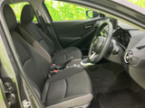 運転席と助手席に加え、ドアやセンターコンソールまで見渡せる空間です。シートは落ち着いた色調で、前方の視界も広がり、乗り降りの際にも室内の様子を確認しやすいです。