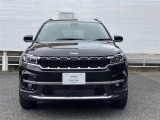 Jeep伝統の7スロットグリルは一目でジープだとわかります。