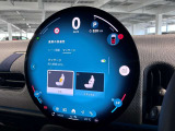 デジタルスピードメーター、航空機のコックピット操作箇所と同じ配色で目が疲れにくいように設計されてます。