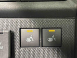 寒い日のドライブを快適にする運転席&助手席シートヒーターが付いてます。その隣にはアクセサリーソケット(12V/120W)も装備されています。