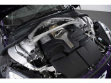 4.0L V8ツインターボが生む707ps・91.8kgm。車重2,245kgのボディを軽々と加速させる動力性能は、SUVの常識を書き換えるもの。アストンマーティンが本気で作ったスーパーSUVです。