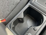 ガイド付きドリンクホルダーで走行中でもボトル類をしっかりホールド。12Vソケットも配置されています。