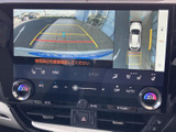 後方の映像に加えて車両周辺を上から見た表示もあり、駐車時の周囲確認に役立ちます。ガイドラインも表示されるため、車庫入れや切り返しの際に目安として活用できます。