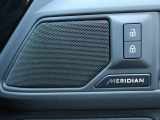 英国生まれのMERIDIANサウンドシステムを装備。車内全体を包み込むような高品質サウンドで、移動時間をより快適なひとときへと演出します。