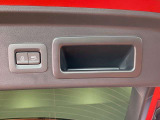 【パワーリアゲート】キーのスイッチまたは車両の各種スイッチを操作することにより、リアゲートが自動で開閉します。