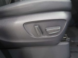 パワーシート搭載。微妙な調整が手軽にでき、良いポジションで運転することが可能です。