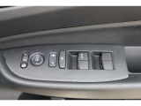 【運転席内ドア 】ミラー操作やウィンドウ開閉スイッチはドライバー目線で配置され、快適な操作性を実現!