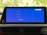 FMやAM、テレビ、交通情報など、利用できる音声・情報源が一覧で表示されます。必要な項目を画面で確かめながら選べるため、通勤時やお出かけの際にも使い分けしやすい構成です。