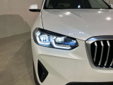LEDヘッドライト 先進のLEDテクノロジーを採用。キセノンライトを上回るコントラストで明るく輝きます。夜間や悪天候時の日中でも優れた視野性を発揮し安全性と快適性を高めます。