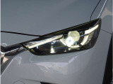 【LEDヘッドライト】悪天候や夜間走行時も良好な視界を確保し安心して運転できる高輝度LEDヘッドライトを装備。明るい上に点灯速度が早く消費電力も抑えられています。