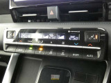 左右独立温度コントロールフルオートエアコンです。運転席、助手席それぞれで独立して温度設定ができます。冷え性の方が乗っても安心ですね♪