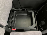 【シートアンダーボックス】助手席下には持ち運び可能な収納ボックスが装備されています。車検証ケースや靴などが収納できます。
