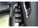 全ての窓が運転席から操作できます。今やほぼ当たり前ですが、無いと不便なアイテムですよね。ドアの施錠・解錠と連動してドアミラーが格納・復帰するオート電動格納機能も装備しています。