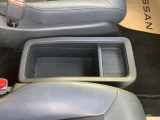 運転席と助手席の間にはこのような小物収納スペースがあります。