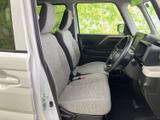明るい色合いのシートが広がり、運転席と助手席ともにゆったり座れる印象です。窓からの見通しもよく、乗り降りしやすい開口部で、毎日の移動を気持ちよくお過ごしいただけます。