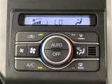 オートエアコンは温度を設定するだけで、自動で風量などを設定してくれます。運転しながら操作も必要ないので、安全性も向上します。