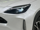 【LEDヘッドライト】悪天候や夜間走行時も良好な視界を確保し安心して運転できる高輝度LEDヘッドライトを装備!点灯速度が早く、消費電力も抑えられています。