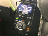 【オートエアコン】一度お好みの温度に設定すれば、車内の温度を検知し風量や温度を自動で調整。暑い&hellip;寒い&hellip;と何度もスイッチ操作をする必要はありません。快適な車内空間には必須の機能ですね♪