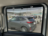 ☆ 【ロールサンシェード】日差しや車外からの光が眩しいときにサッと引き出して使える、ロール格納タイプのサンシェードを装備。後席に乗ったお子様がウトウトしだした時など、ぜひご活用ください ☆