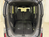 リアシートを倒せば広々荷室の出来上がり♪アレンジ次第でさまざまな荷物が積み込めますよ。