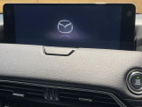 【12.3インチマツダコネクト】車内の雰囲気にマッチした大型ディスプレイ。スマホ接続でのナビ使用やBluetooth再生等、様々な機能が楽しめます。直感的なダイヤル操作が可能で、使い勝手も良好です。